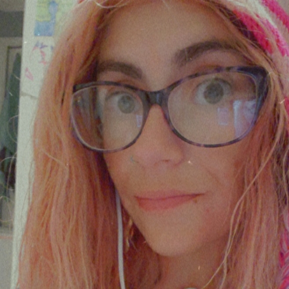 Meet your Posher, Stephanie - Picture 3 of 3